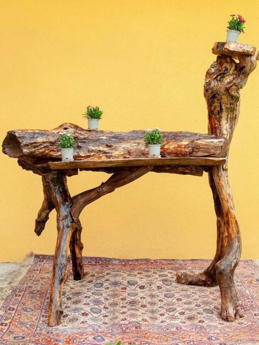 Tavolo con sedie “Il fardello”<br>Tisch mit Stühlen „Die Last“